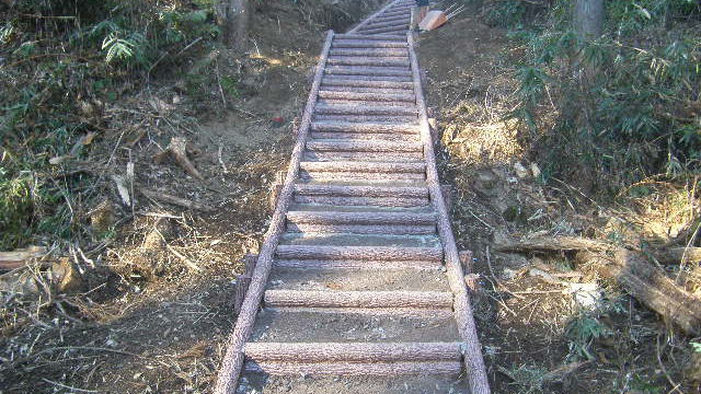 箕輪城史跡周囲　木製階段工事
